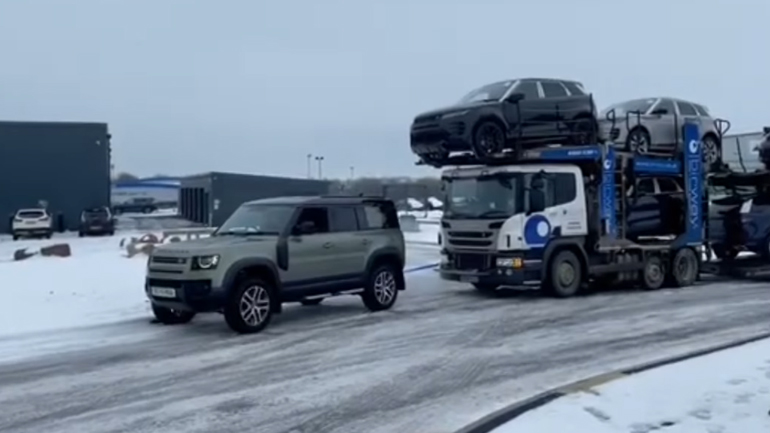 Τετρακίνητο SUV ρυμουλκεί νταλίκα στο χιόνι